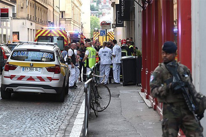 Pháp: Bom đinh nổ trên phố, 13 người bị thương - Ảnh 1.