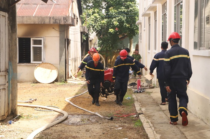 Hỏa hoạn thiêu rụi 7 gian nhà kho nghiên cứu thực nghiệm dâu tằm Lâm Đồng - Ảnh 2.