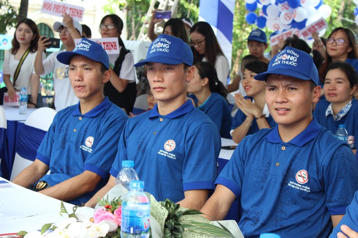 Nhiều cầu thủ đội tuyển bóng đá Việt Nam kêu gọi mọi người bỏ thuốc lá - Ảnh 1.