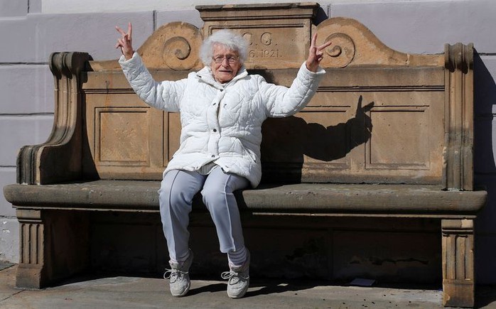 Cụ bà trăm tuổi đắc cử hội đồng thị trấn ở Đức - Ảnh 2.