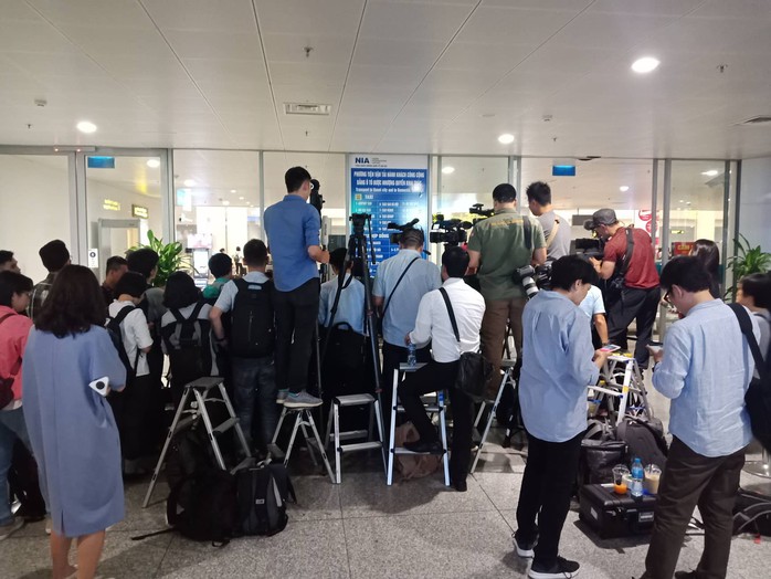 Đoàn Thị Hương rạng rỡ xuất hiện tại sân bay Nội Bài - Ảnh 13.
