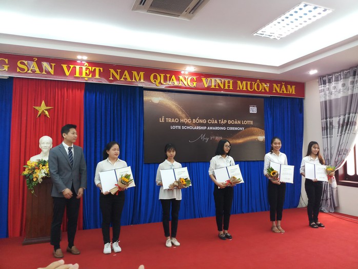 Quỹ Lotte Foundation trao học bổng cho sinh viên Đà Nẵng - Ảnh 1.