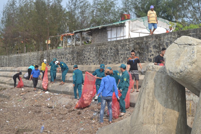 Ca sĩ Tuấn Hưng cùng hàng trăm du khách tham gia nhặt rác ở Lý Sơn - Ảnh 4.