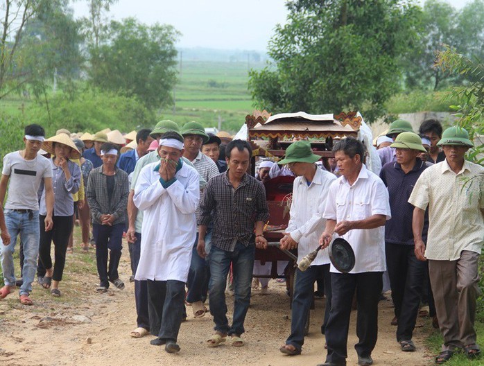 Trắng khăn tang làng quê 5 học sinh lớp 8 đuối nước tử vong - Ảnh 1.