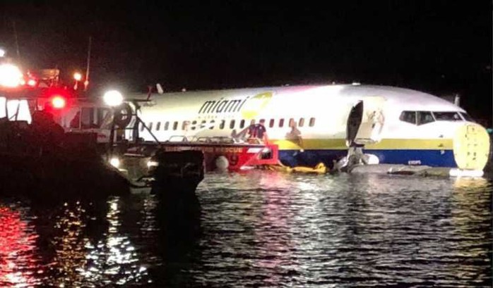 Mỹ: Máy bay lao xuống sông, gần 150 người thoát chết thần kỳ - Ảnh 1.