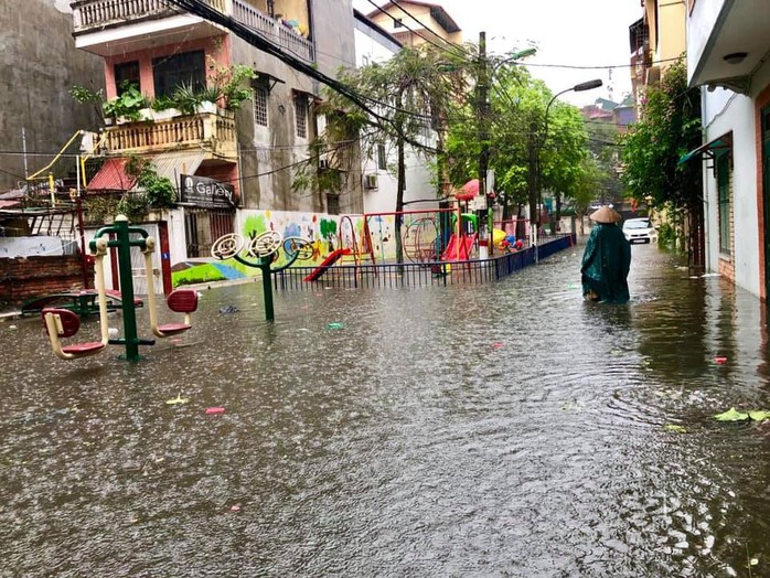 Hà Nội mùa này, phố bỗng như sông... - Ảnh 1.