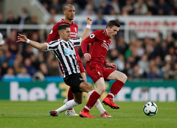 Sóng gió St. James Park, Liverpool tái chiếm ngôi số 1 nước Anh - Ảnh 3.