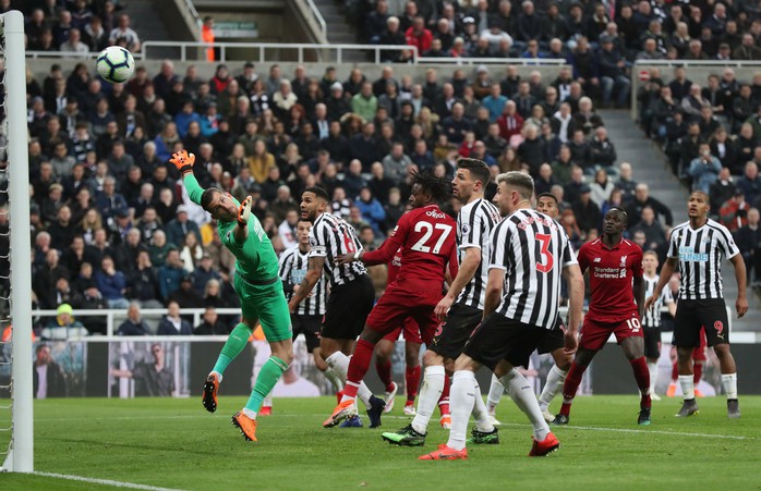 Sóng gió St. James Park, Liverpool tái chiếm ngôi số 1 nước Anh - Ảnh 8.