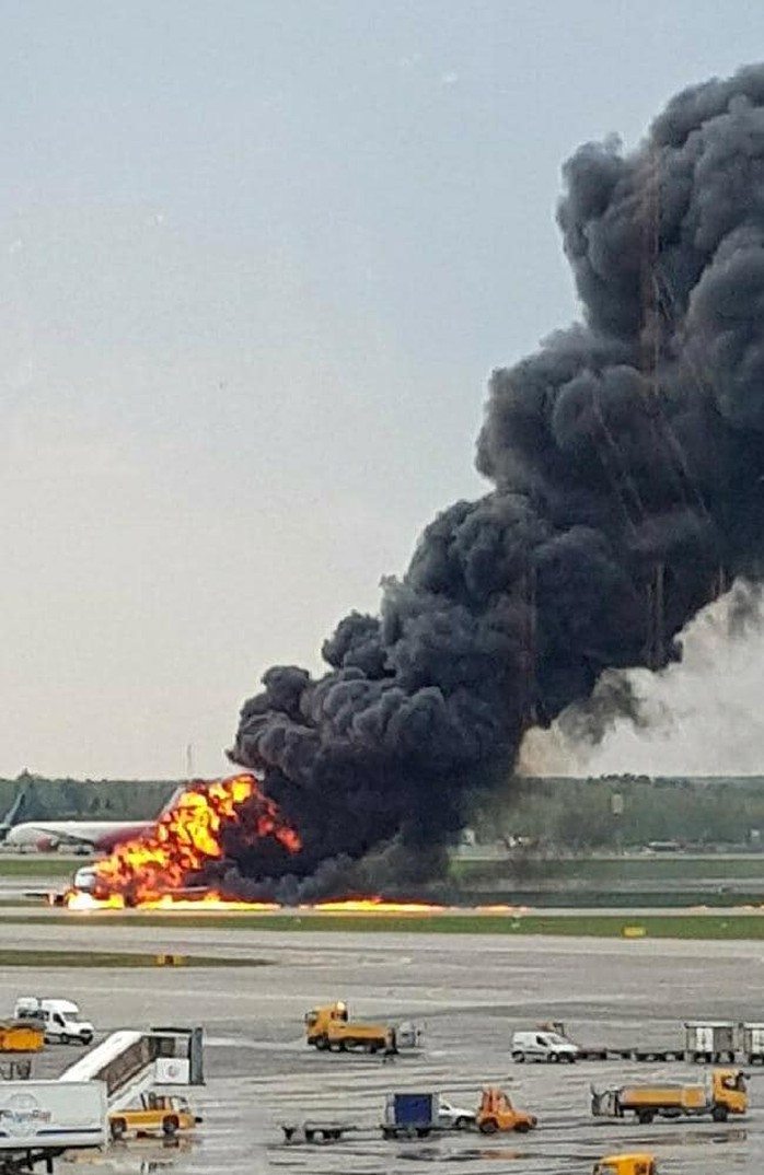 Điều gì đã xảy ra trên chiếc máy bay bốc cháy làm 41 người thiệt mạng? - Ảnh 1.
