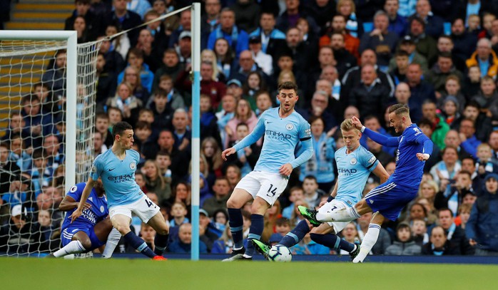 Kompany lập siêu phẩm, Man City soán ngôi đầu của Liverpool - Ảnh 3.