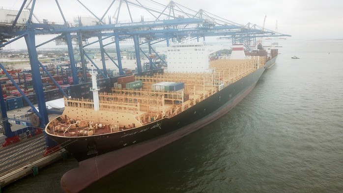 Hải Phòng đón tàu container lớn nhất từ trước tới nay - Ảnh 1.
