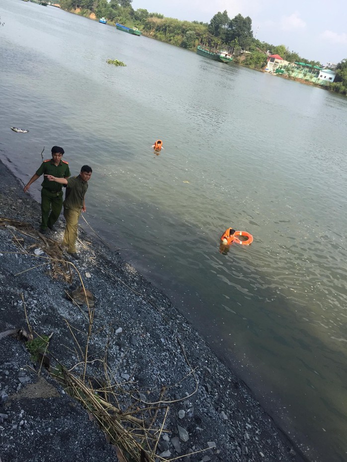 Người nhái tìm thấy 2 thi thể học sinh trên sông Đồng Nai - Ảnh 2.