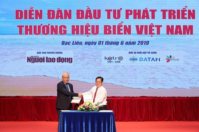 Phó Thủ tướng cùng khởi động chương trình “Một triệu lá cờ Tổ quốc cùng ngư dân bám biển” - Ảnh 9.