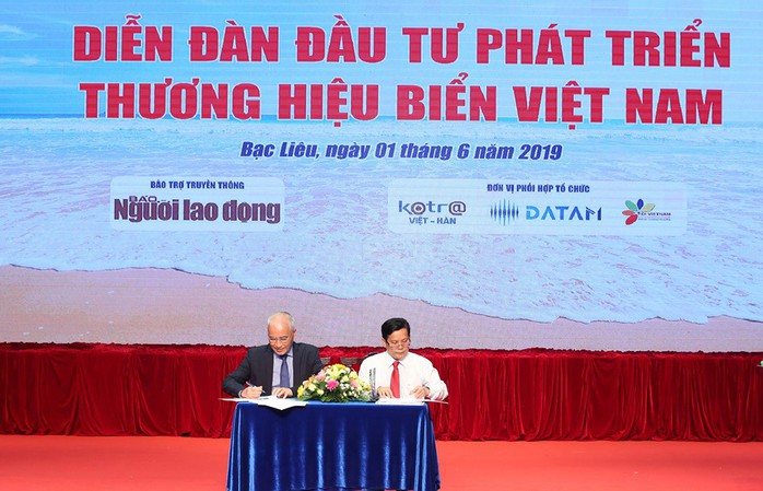 Phó Thủ tướng cùng khởi động chương trình “Một triệu lá cờ Tổ quốc cùng ngư dân bám biển” - Ảnh 8.