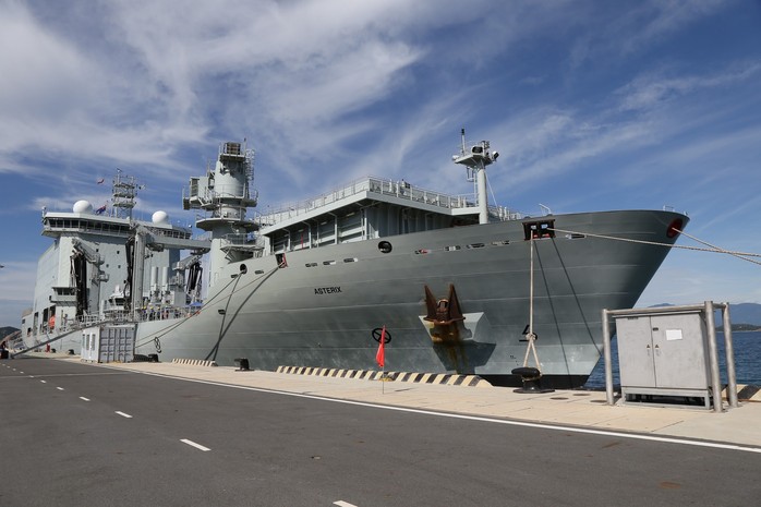 Ngắm 2 tàu Hải quân Hoàng gia Canada lần đầu ghé cảng Cam Ranh - Ảnh 5.
