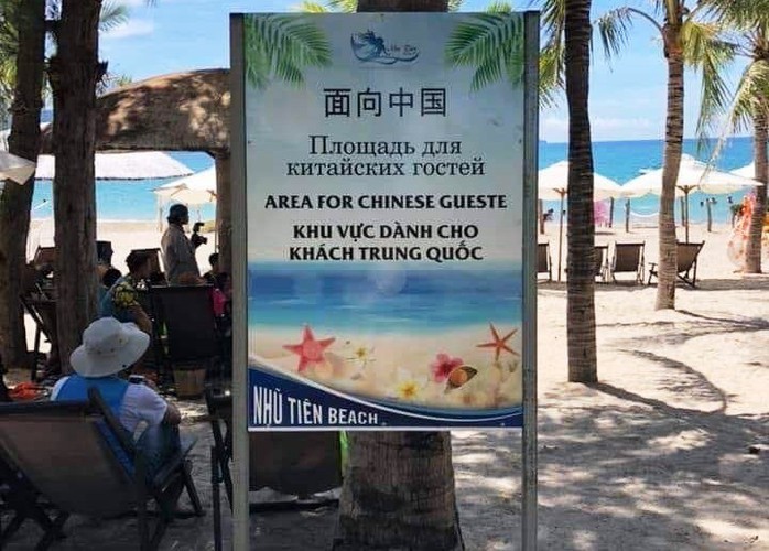 Sở Du lịch Khánh Hòa nói gì về việc đặt bảng Khu vực dành riêng cho khách Trung Quốc? - Ảnh 1.