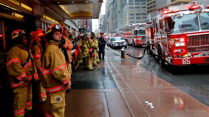 Mỹ: Trực thăng lao xuống trung tâm New York gây náo loạn - Ảnh 6.