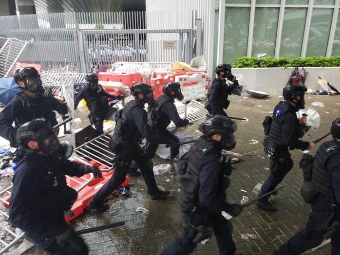 Hồng Kông: Người biểu tình xông vào hội đồng lập pháp, tấn công cảnh sát - Ảnh 2.