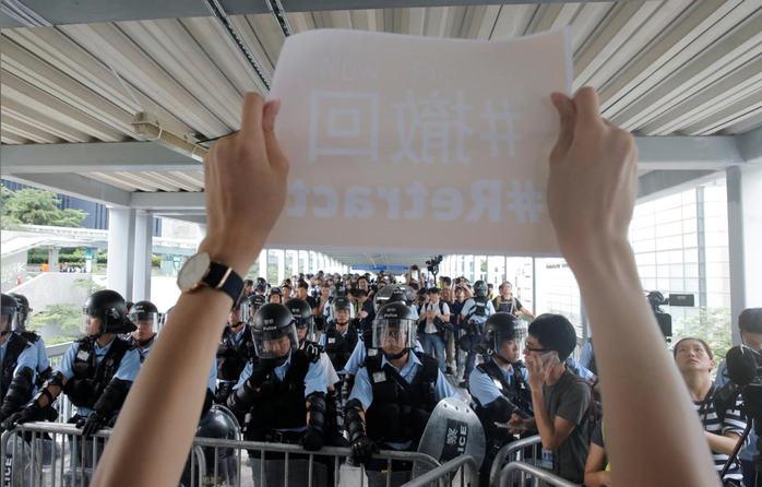 Hồng Kông: Lượng người biểu tình tăng vọt, nguy cơ bạo lực tiếp diễn - Ảnh 1.