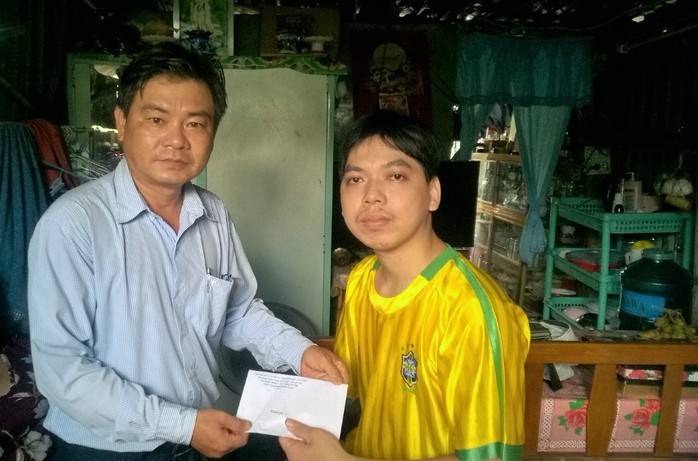 CẦN THƠ: Thăm, tặng quà công nhân bị tai nạn lao động - Ảnh 1. CẦN THƠ: Thăm, tặng quà công nhân bị tai nạn lao động - Ảnh 1.
