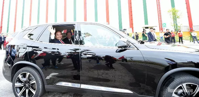 Thủ tướng đi thử ôtô VinFast do Chủ tịch Vingroup Phạm Nhật Vượng cầm lái - Ảnh 1.