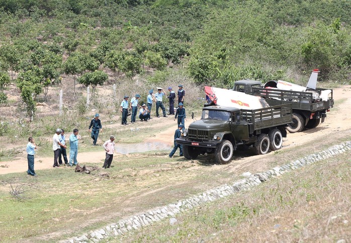 Hỏa táng 2 phi công vụ rơi máy bay ở Khánh Hòa, đưa về Hà Nội  - Ảnh 2.