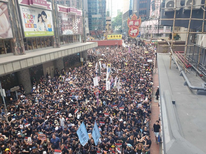 Hồng Kông: Đặc khu trưởng xin lỗi dân khi biểu tình tiếp diễn  - Ảnh 1.