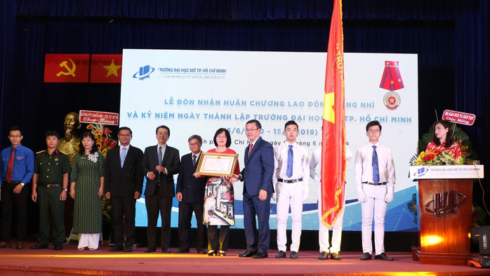 Trường ĐH Mở TP HCM nhận Huân chương Lao đông hạng Nhì - Ảnh 1.