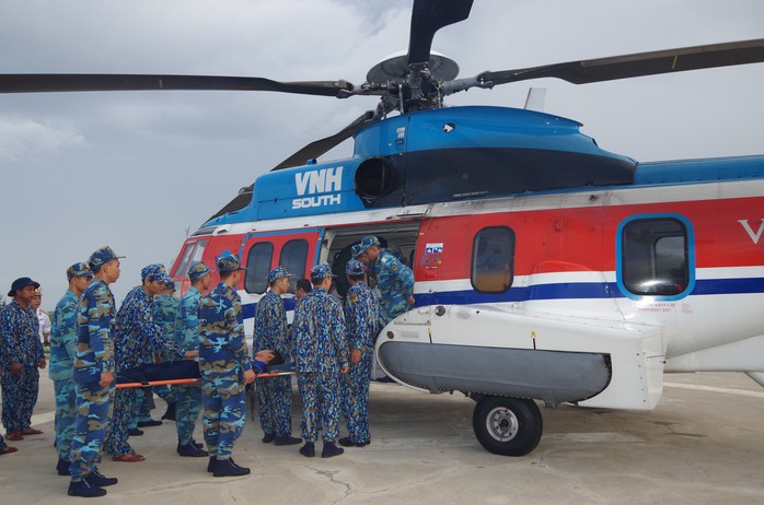 Một chiến sĩ tại Trường Sa bị đột quỵ được đưa về đất liền an toàn - Ảnh 1.