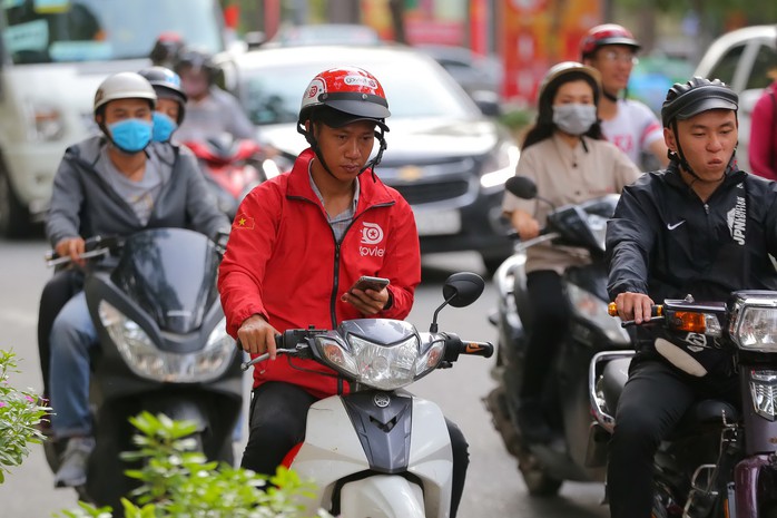 Tăng tuổi nghỉ hưu: Người trẻ ra đường chạy xe ôm? - Ảnh 2.