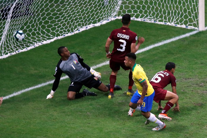 VAR hai phen can thiệp sốc, Brazil bất lực 100 phút trước Venezuela - Ảnh 6.