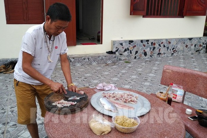 Chết thèm với tuyệt chiêu làm gỏi cá mè Cẩm Hoàng - Ảnh 2.