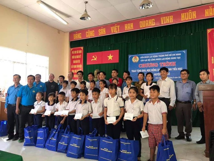 Trao học bổng cho học sinh khó khăn huyện Cần Giờ - Ảnh 1. Trao học bổng cho học sinh khó khăn huyện Cần Giờ - Ảnh 1.