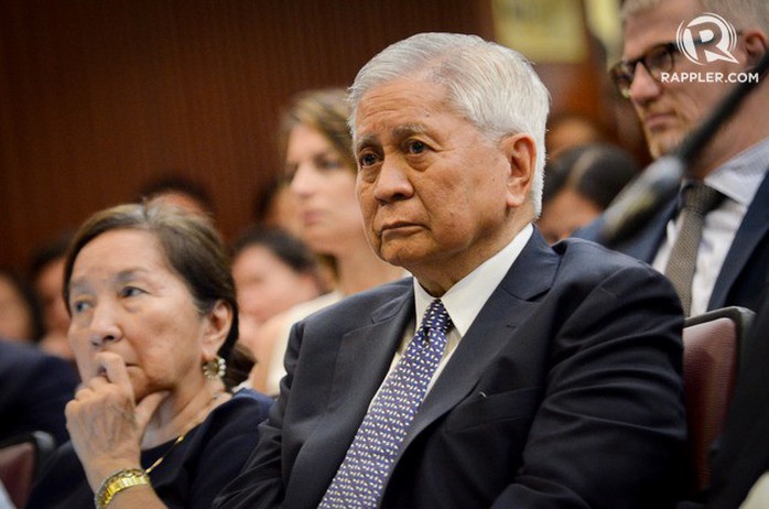 Cựu Bộ trưởng Philippines chỉ trích Trung Quốc bị giữ tại Hồng Kông - Ảnh 1.
