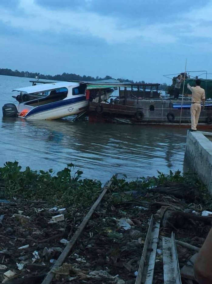 Kinh hoàng ca nô du lịch bay thẳng vào ghe tam bản, 3 người thương vong - Ảnh 1.