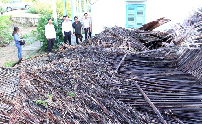 Mưa lớn kèm giông lốc, gần 20 căn nhà ở Long An đổ sập, hư hỏng - Ảnh 1.