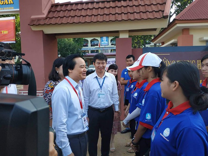 Bộ trưởng Phùng Xuân Nhạ kiểm tra kỳ thi tốt nghiệp tại Đắk Lắk - Ảnh 1.
