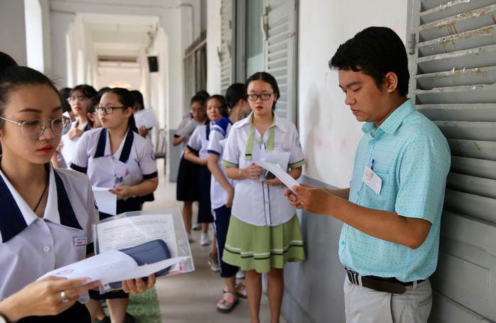 Thi THPT quốc gia môn toán: Mình đến động viên, la các em lần cuối - Ảnh 1.