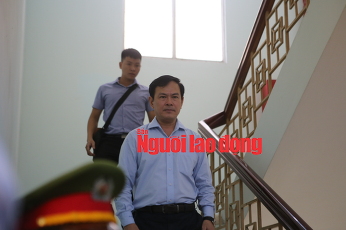 CLIP: Ông Nguyễn Hữu Linh rời tòa trong vòng vây ống kính phóng viên - Ảnh 3.
