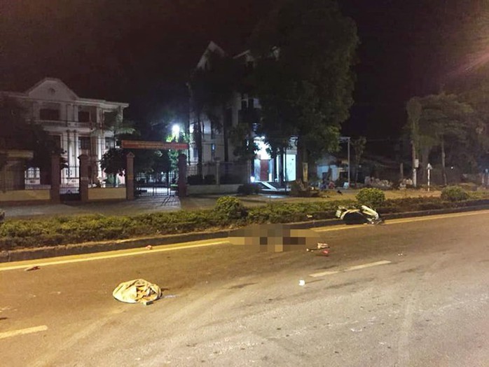Điều tra việc 2 thanh niên tử vong cạnh xe máy trên Quốc lộ 1A - Ảnh 1.