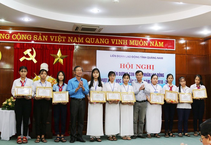 Quảng Nam: Tuyên dương con công nhân vượt khó học giỏi - Ảnh 1.