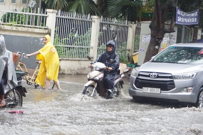 TP HCM: Mưa chỉ 30 phút nhưng nhiều đường... bì bõm! - Ảnh 2.