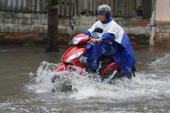 TP HCM: Mưa chỉ 30 phút nhưng nhiều đường... bì bõm! - Ảnh 4.