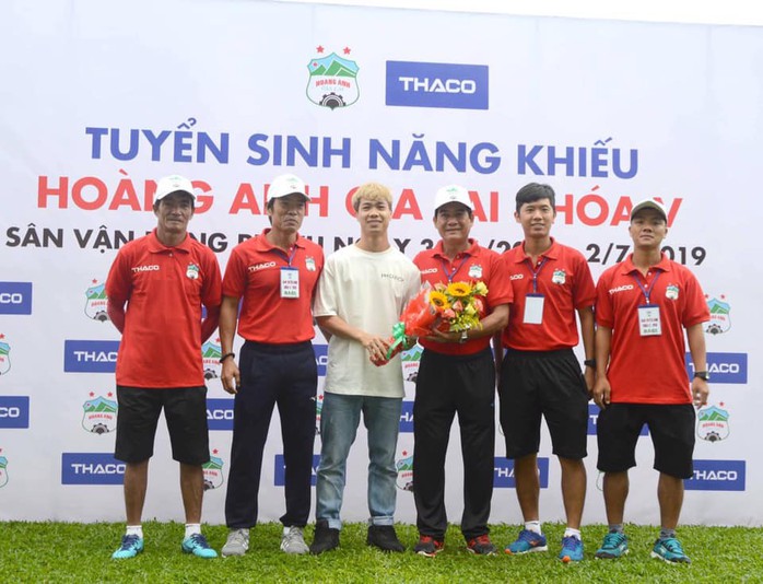 Thí sinh nhí bao vây Công Phượng trong ngày thi tuyển vào Học viện HAGL JMG - Ảnh 4.