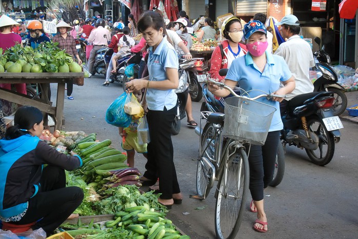 Công nhân chật vật trăm bề - Ảnh 1.