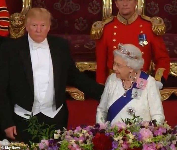 Tổng thống Donald Trump vi phạm nghi thức Hoàng gia Anh - Ảnh 1.