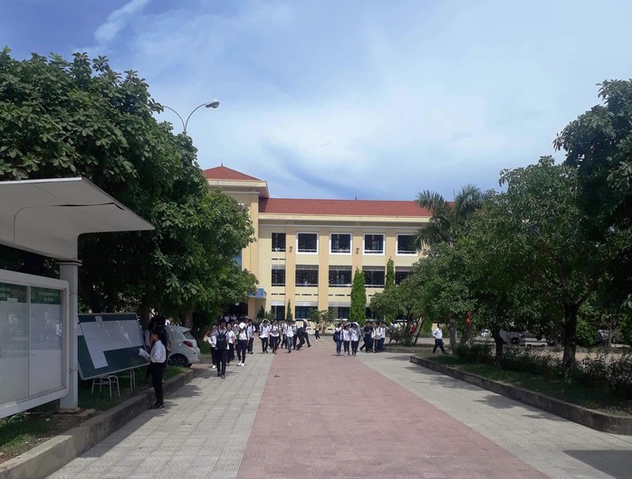 Chiều nay, hơn 6.400 thí sinh tỉnh Quảng Bình phải thi lại môn văn vào lớp 10  - Ảnh 1.