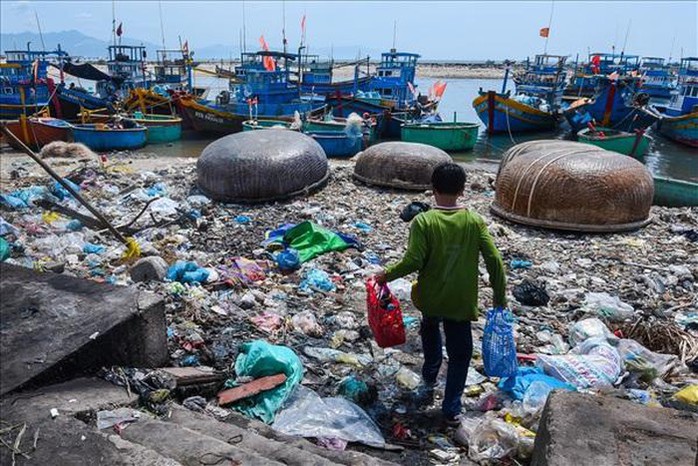 Hãy cứu biển - Triển lãm ảnh đầu tiên về rác thải nhựa ở Việt Nam - Ảnh 1.