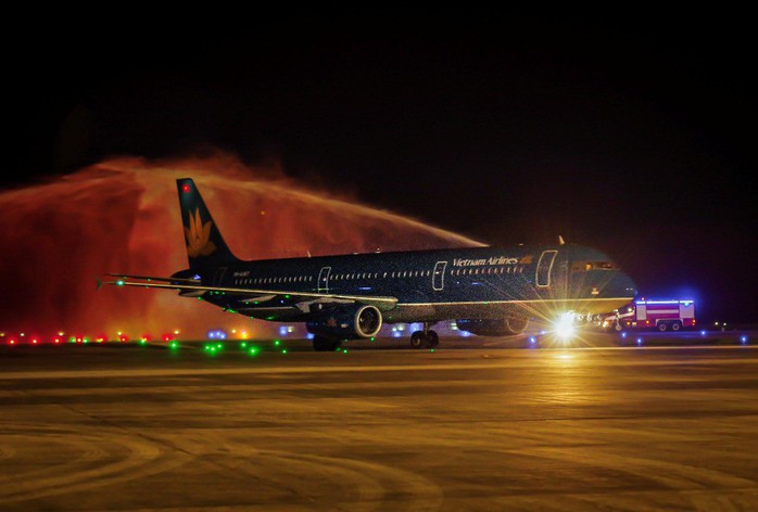 Chuyến bay quốc tế đầu tiên của hàng không Việt Nam đến sân bay Vân Đồn - Ảnh 1.