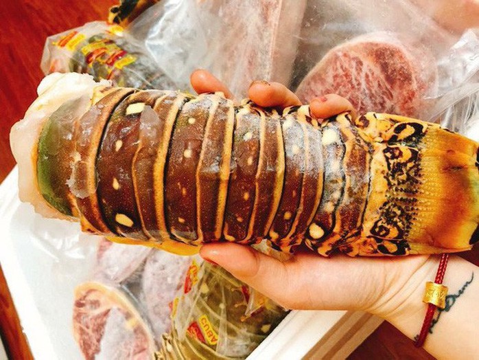 Đuôi tôm hùm cấp đông đi máy bay hét giá 3 triệu đồng/kg - Ảnh 1. Đuôi tôm hùm cấp đông đi máy bay hét giá 3 triệu đồng/kg - Ảnh 1.